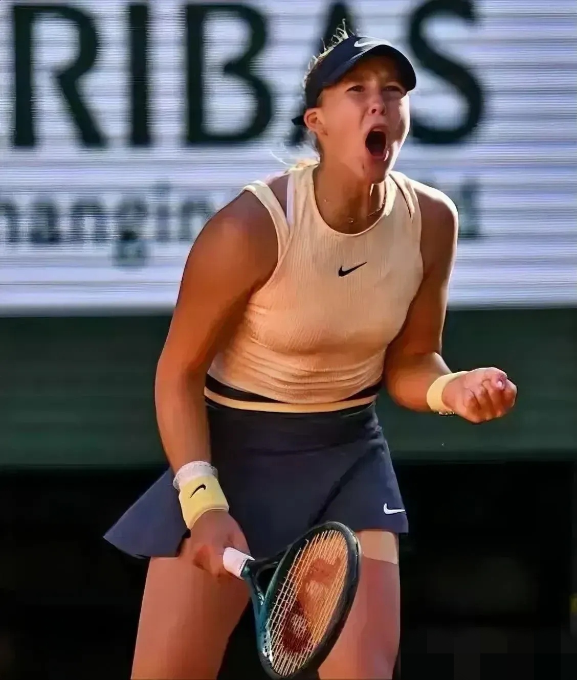 FLY横扫CLG，Doinb开启传奇时刻2025世界赛3:2（广州）